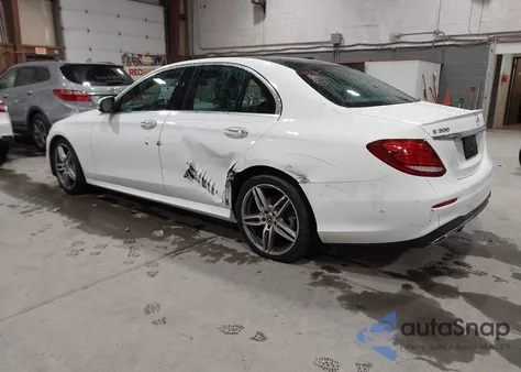 2018 Mercedes-Benz E 300 4Matic z USA, uszkodzony, nr VIN WDDZF4KB0JA392992
